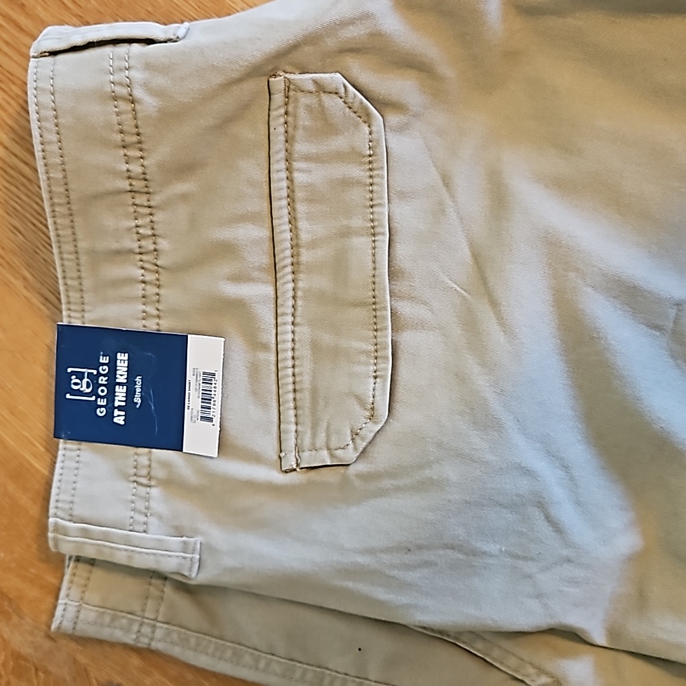 Mens tan cargo shorts. Size 42